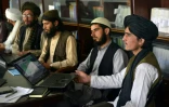 Des talibans suivent un cours d'informatique dans une salle du ministère des Transports, le 5 juin 2022 à Kaboul, en Afghanistan