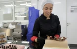 Romy Zakhour, la fille du chocolatier libanais Roger Zakhour, décore une bûche de Noël dans la capitale Beyrouth, le 16 décembre 2019