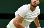 Carlos Alcaraz à l'échauffement avant sa demi-finale victorieuse face à Daniil Medvedev le 14 juillet 2023 à Wimbledon.