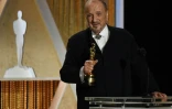 Le scénariste et écrivain Jean-Claude Carrière s'adresse au public lors de la remise d'un Oscar d'honneur à sa carrière le 8 novembre 2014 au Hollywood & Highland Center à Hollywood, Etats-Unis.