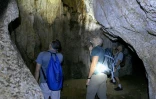 Des zoologues explorent une grotte à la recherche de nouvelles espèces le 22 juillet 2025 à Phnom Proek, dans la province de Battambang, au Cambodge