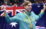 L'Australien Kyle Chalmers exulte avec sa médaille d'or au tour du cou après sa victoire au 100 m libre aux JO de Rio, le 10 août 2016