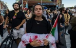 Une jeune fille tient un drap ensanglanté lors d'une manifestation pro-palestinienne à New York le 28 octobre 2023