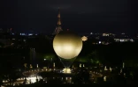 Le ballon transportant la vasque olympique, lors de la cérémonie d'ouverture des Jeux Olympiques de Paris, le 26 juillet 2024