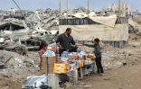 Un épicier derrière son stand, dressé au milieu des ruines de Jabalia, dans le nord de la bande de Gaza, le 5 février 2025