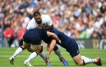 Le 2e ligne de l'équipe de France, Romain Taofifenua, plaqué par deux Ecossais, lors d'un test match, le 24 août 2019 à Murrayfield