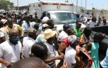Les partisans de Jean-Bertrand Aristide rassemblés au passage de son ambulance, le 16 juillet 2021 à Port-au-Prince