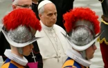 Le pape Léon XIV assiste à la cérémonie de prestation de serment de 28 nouvelles recrues de la Garde suisse dans la salle d'audience Paul VI au Vatican, le 6 mai 2026