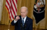 Le président américain Joe Biden répond aux questions des journalistes après avoir annoncé de nouvelles sanctions contre la Russie, le 24 février 2022