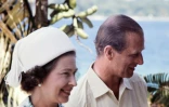 La reine Elizabeth II et son époux le prince Philippe en visite au Vanuatu en février 1974