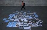 Des photos des morts et des blessés ont été disposés sur le sol à Trafalgar Square à Londres, le 23 mai 2017
