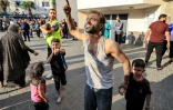 Un habitant de Gaza devant l'hôpital Al-Shifa de l'enclave palestinienne, le 12 octobre 2023
