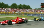 La Ferrari de Michael Schumacher devant la Renault de Fernando Alonso, à Imola le 23 avril 2006