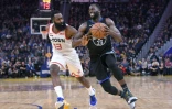 Draymond Green (d) des Golden State Warriors à la lutte avec James Harden des Houston Rockets, en NBA, le 25 décembre 2019 à San Francisco