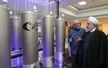 Le président iranien Hassan Rohani avec le directeur de l'agence nucléaire iranienne Ali Akbar Salehi lors de la journée de l'énergie nucléaire le 9 avril 2019 à Téhéran