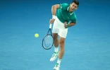 Le Serbe Novak Djokovic sert face à l'Allemand Alexander Zverev, lors de leur quart de finale de l'Open d'Australie, le 16 février 2021 à Melbourne