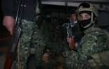 Des membres des forces de sécurité syriennes quittent Al Mastumah, dans la province d'Idleb, pour renforcer les troupes gouvernementales dans les affrontements avec les militants fidèles au dirigeant déchu Bashar al-Assad, le 6 mars 2025