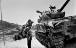Un soldat israélien inspecte un tank détruit sur une route entre Bethléem et Jérusalem, en juin 1967