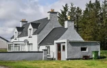 La maison où a grandi la mère de Donald Trump, Mary Anne MacLeod, dans le village de Tong, sur l'île de Lewis, le 29 avril 2025 en Ecosse