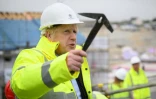Le Premier ministre britannique Boris Johnson lors d'une visite sur un chantier à St Austell (Cornouailles) le 9 juin 2021