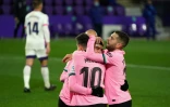 Les joueurs du FC Barcelone fêtent le 644e but de Lionel Messi avec son club, en marquant sur le terrain de Valladolid, le 22 décembre 2020
