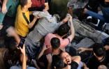 Un homme pleure la mort de son frère retiré des décombres d'un immeuble détruit par un bombardement israélien sur le camp de réfugiés de Maghazi, dans le centre de la bande de Gaza, le 5 novembre 2023