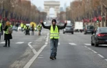 Un "gilet jaune" sur les Champs-Elysées, le 22 décembre 2018