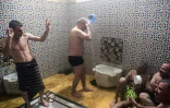 Des hommes se lavent au hammam El-Qawwas, un bain turc traditionnel à Alep, dans le nord de la Syrie, le 16 décembre 2021