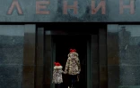 Des visiteurs au mausolée Lénine, fondateur de l'URSS, à Moscou sur la place Rouge, le 11 octobre 2016