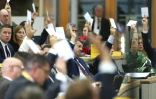 Des députés votent lors de la première séance du parlement régional à Magdebourg, dans l'est de l'Allemagne, le 6 octobre 2026