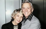 Kirk Douglas avec sa femme Anne, en septembre 1978 à Paris 