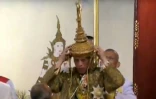 Capture d'image de la télévision thaïlandaise, le 4 mai 2019, du roi Maha Vajiralongkorn posant sur sa tête la "Grande Couronne de la Victoire", lors des cérémonies pour son couronnement à Bangkok