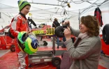 Romane Didier (D) prend le jeune pilote Arthur Poulain en photo, après une phase de qualifications sur le circuit du Mans, le 3 mars 2018