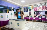 Un électeur vote lors de l'élection présidentielle et du référendum sur l'adhésion à l'Union européenne, le 20 octobre 2024 à Chisinau, en Moldavie