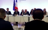 Le Premier ministre François Bayrou (c) lors d'une réunion avec des représentants des chauffeurs de taxi au ministère des Transports à Paris, le 24 mai 2025