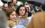 La mère de Lucas (au centre) participe à une marche blanche à Epinal (Vosges), le 5 février 2023
