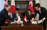 La ministre canadienne des Affaires étrangères Chrystia Freeland et son homologue japonais Taro Kono, signent un accord, le 21 avril 2018 à Toronto
