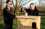 Le président de la Ligue pour la protection des oiseaux (LPO), Allain Bougrain-Dubourg (d) et Hugues des Touches, propriétaire de la ferme de la Dixmerie, finalisent l'installation d'un nichoir à chouettes effraies, le 27 février 2025 à Triaize, en Vendée