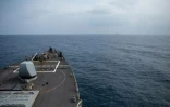 Le destroyer américain USS Laboon se dirige vers le pétrolier USNS Kanahwa pour se ravitailler, le 25 décembre 2023 en mer Rouge