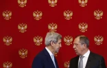 Le secrétaire d'Etat John Kerry (g) et le ministre des affaires étrangères (d) Sergei Lavrov au Kremlin à Moscou le 15 décembre 2015