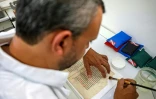 Rami Salameh, un restaurateur palestinien, travaille sur un manuscrit dans un laboratoire de la bibliothèque Khalidi à Jérusalem-Est, le 17 juin 2023