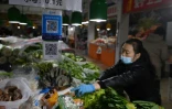 Un code QR pour payer les achats dans un marché de Pékin, le 27 octobre 2020