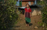 Une fillette de la tribu Kayan porte des anneaux de bronze autour du cou, signe de beauté, à Panpet, près de Demoso, dans l'Etat Kayah, au centre de la Birmanie, le 6 mars 2016