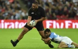 Le pilier des All Blacks Charlie Faumuina plaqué par un joueur argentin, le 20 septembre 2015 à Wembley