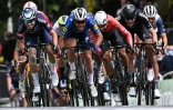 Le Britannique Mark Cavendish (c) s'impose au sprint devant le Français Nacer Bouhanni (3e d), lors de la 4e étape du Tour de France, disputée entre Redon et Fougères, devant le Françaisle 29 juin 2021