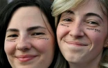 Deux jeunes manifestants avec le slogan "les étudiants gagnent" écrit sur les joues, lors d'un rassemblement contre le gouvernement à Belgrade, le 23  mai 2026