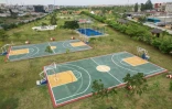 Vue aérienne, le 1er août 2025, d'une aire sportive du parc urbain d'Akouédo à Abidjan, construit sur le site d'une ancienne décharge