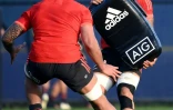 Le troisième ligne des All Blacks Ardie Savea (droite), lors d'un entraînement des Néo-Zélandais sur le terrain de l'INSEP) à Paris, le 18 novembre 2021, en amont de leur rencontre face aux Bleus 