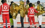 Des membres de la Croix-Rouge italienne prennent en charge des migrants débarqués du bateau de l'ONG allemande Sea Watch3, le 8 novembre 2017 à Pozzallo, en Sicile
