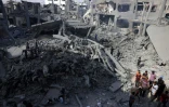 Des Palestiniens inspectent le site d'une frappe israélienne à Jabalia, dans le nord de la bande de Gaza, le 14 mai 2025